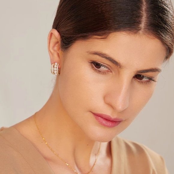 NEW 18K Gold Plated Pearl Diamond Hoop Earrings - Picture 3 of 7